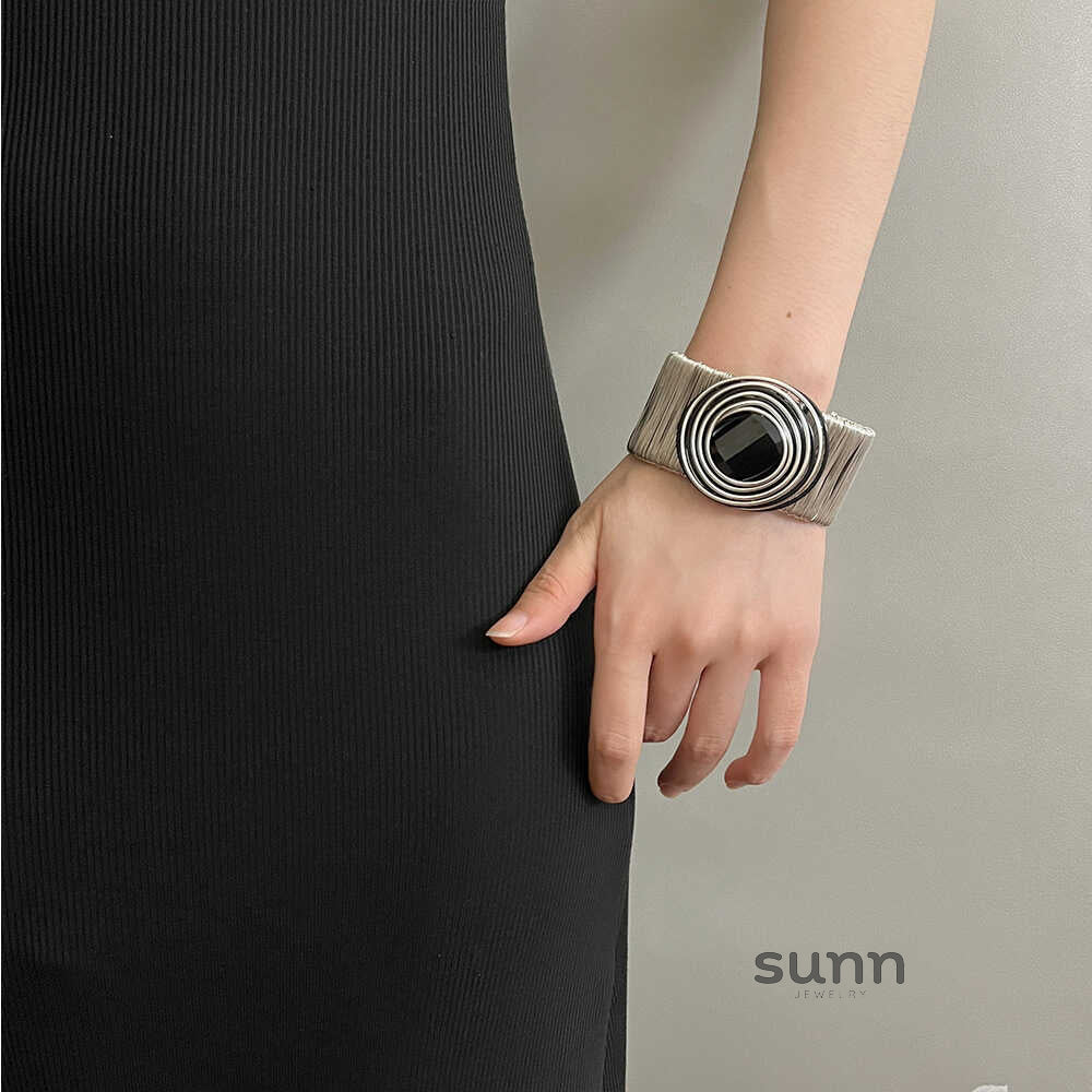 Abrish Futuristic Metallic Cuff [LYL7ZU82]