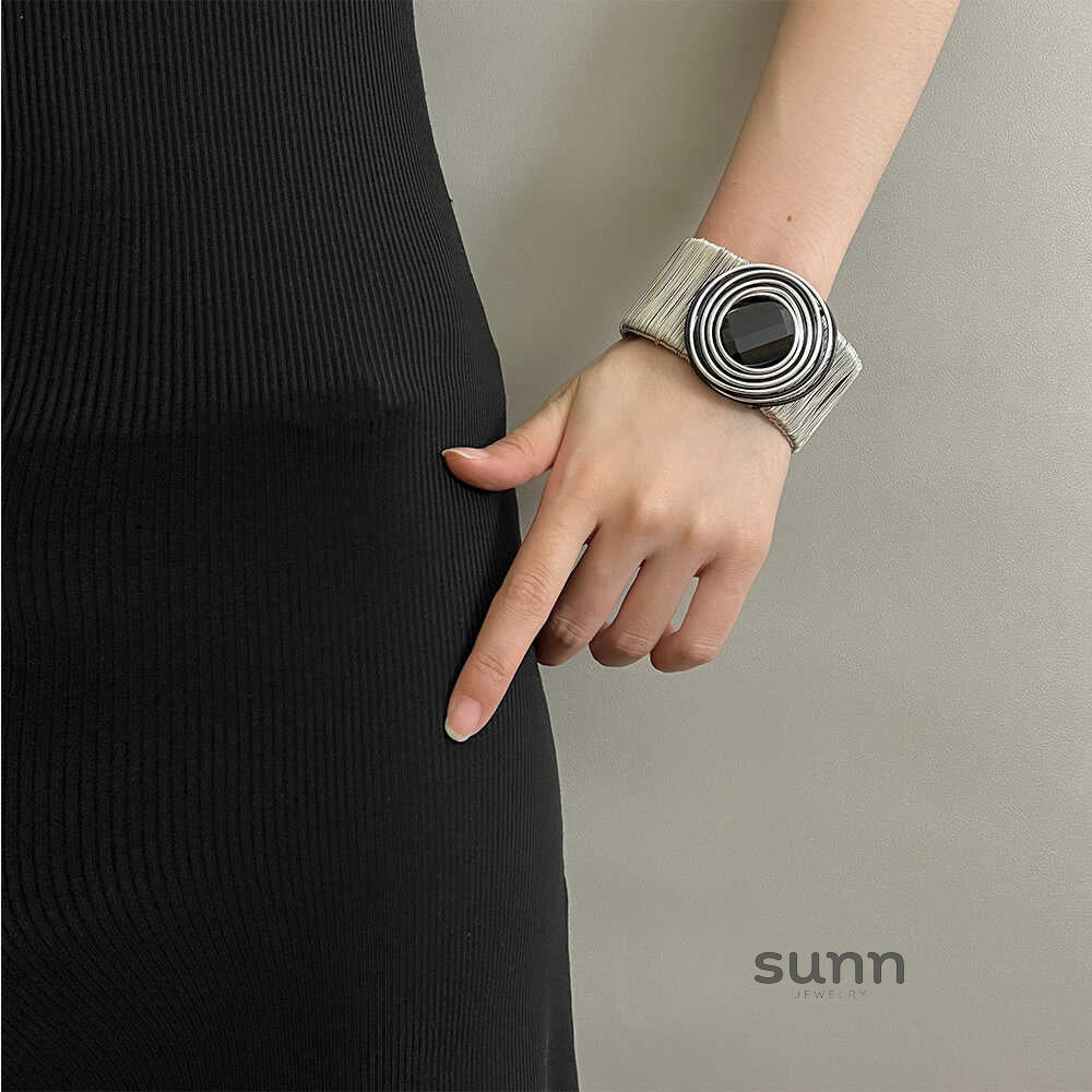 Abrish Futuristic Metallic Cuff [5GUY46YY]