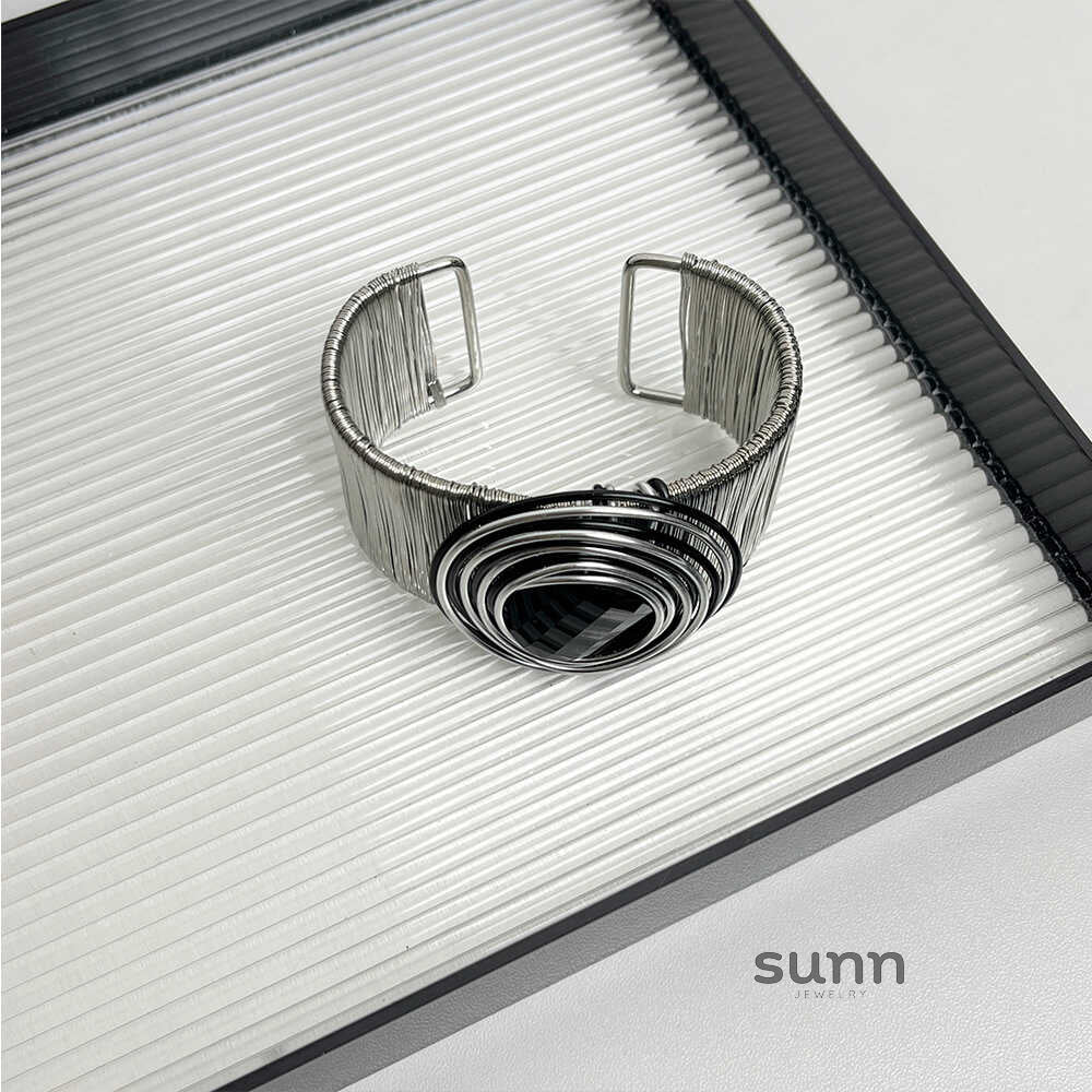 Abrish Futuristic Metallic Cuff [V2LQXY9H]