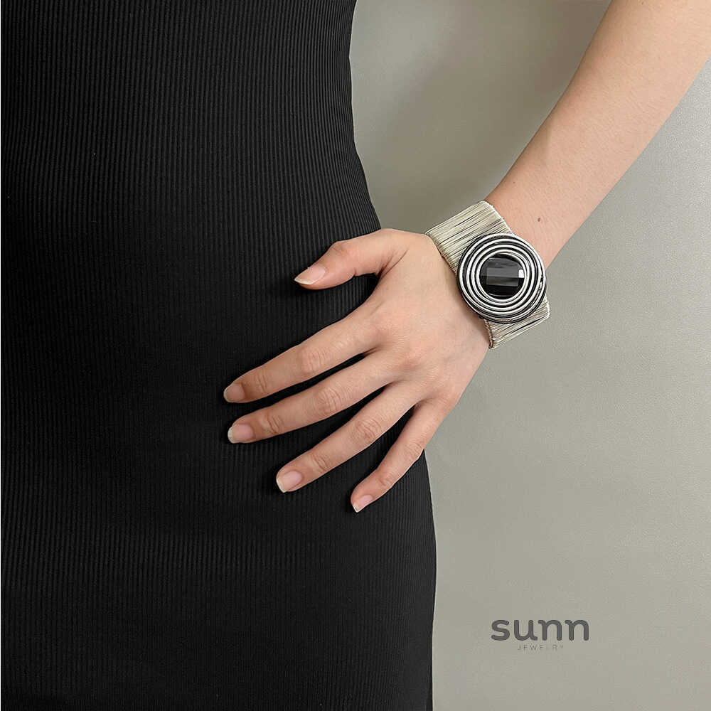Abrish Futuristic Metallic Cuff [3WPSI7XV]