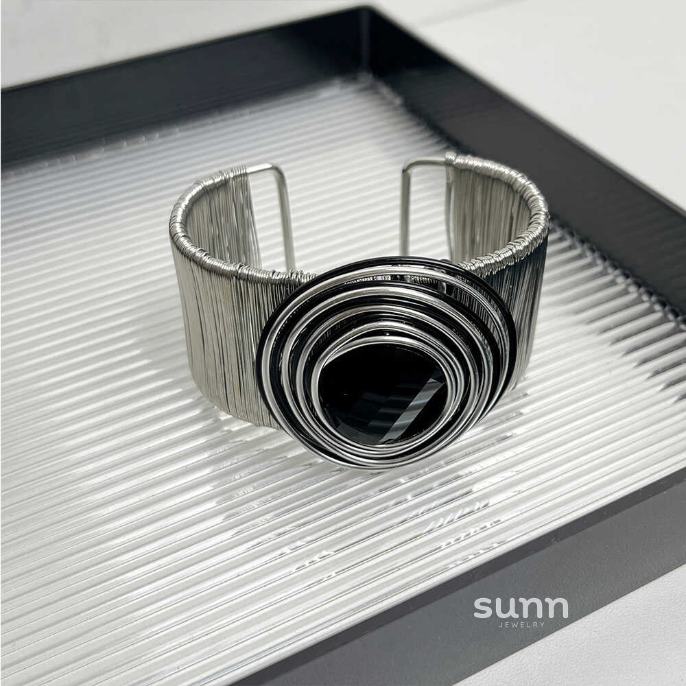 Abrish Futuristic Metallic Cuff [RB5PKCX5]