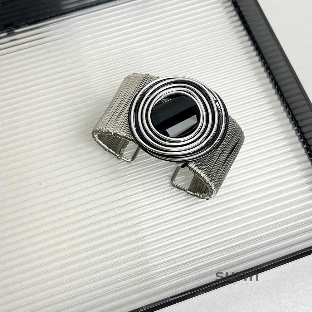 Abrish Futuristic Metallic Cuff [8SCSUK3Y]