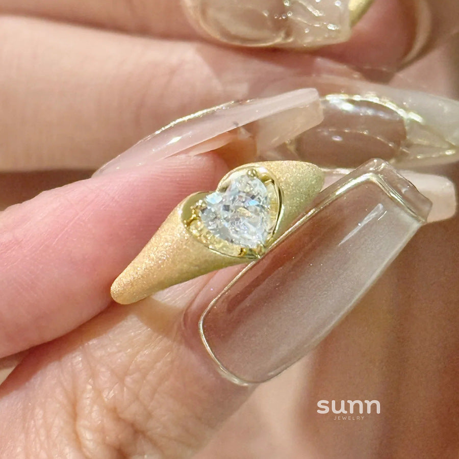 Acelynn Brushed Zircon Heart Ring [JZC9MBPF]