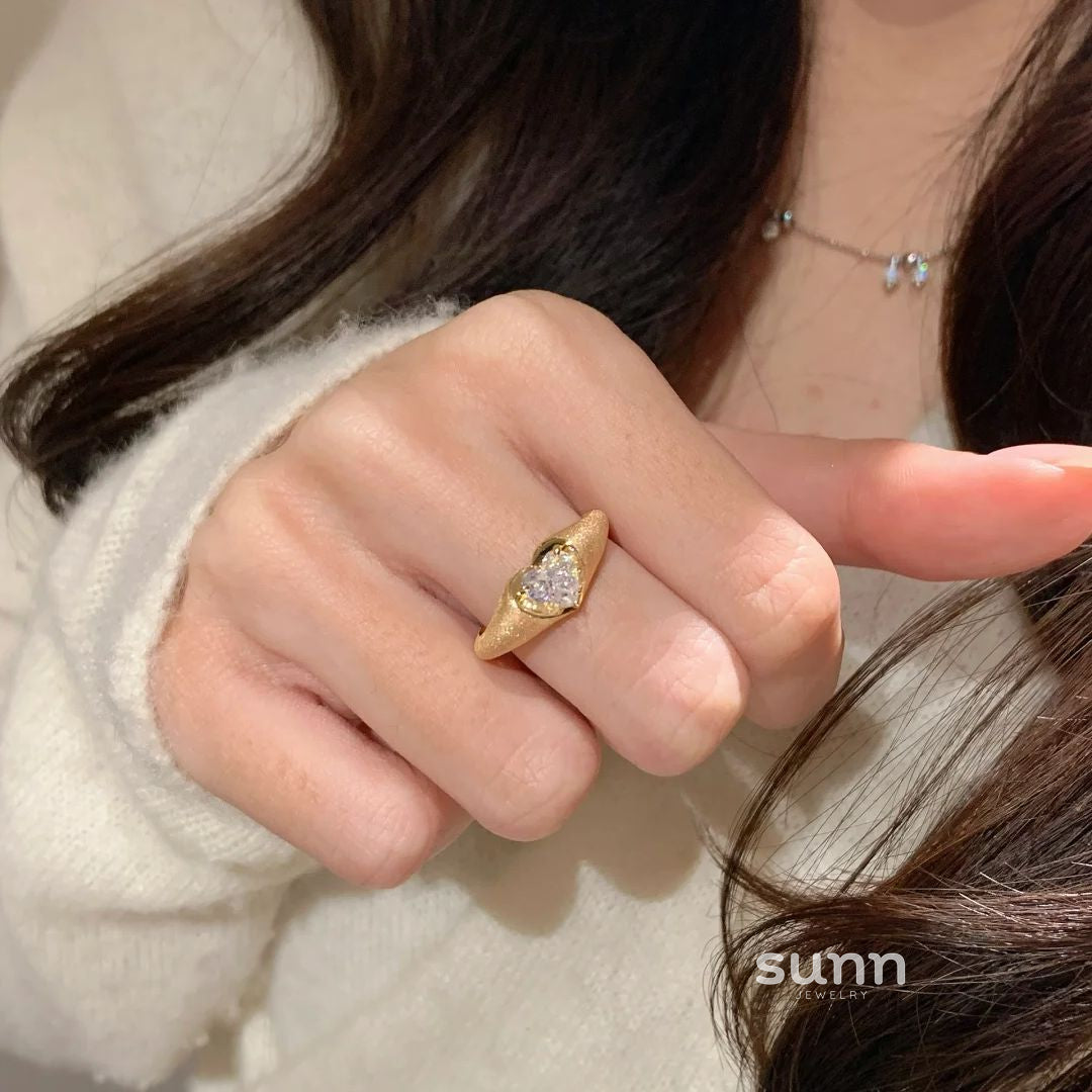 Acelynn Brushed Zircon Heart Ring [F3NIVL5V]