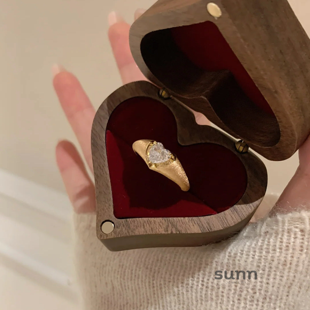 Acelynn Brushed Zircon Heart Ring [30EMRFR0]