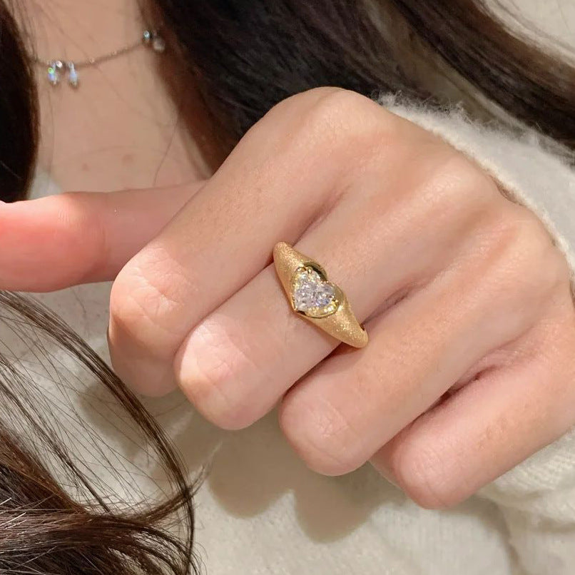 Acelynn Brushed Zircon Heart Ring [V8AU25MJ]