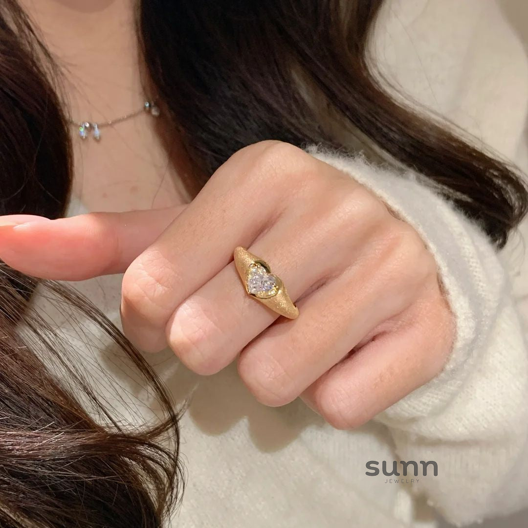 Acelynn Brushed Zircon Heart Ring [F7L8C9TB]