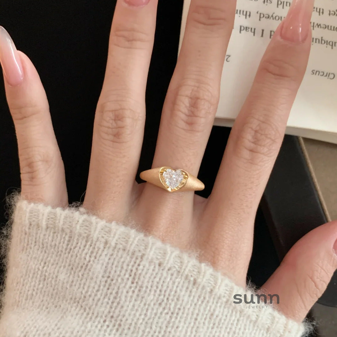 Acelynn Brushed Zircon Heart Ring [V8AU25MJ]