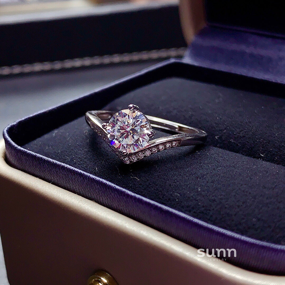 Adaeze V-Shaped Moissanite Ring [18GAQ6C6]
