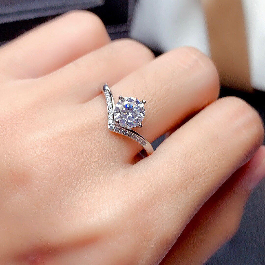 Adaeze V-Shaped Moissanite Ring [FBJ10C0O]