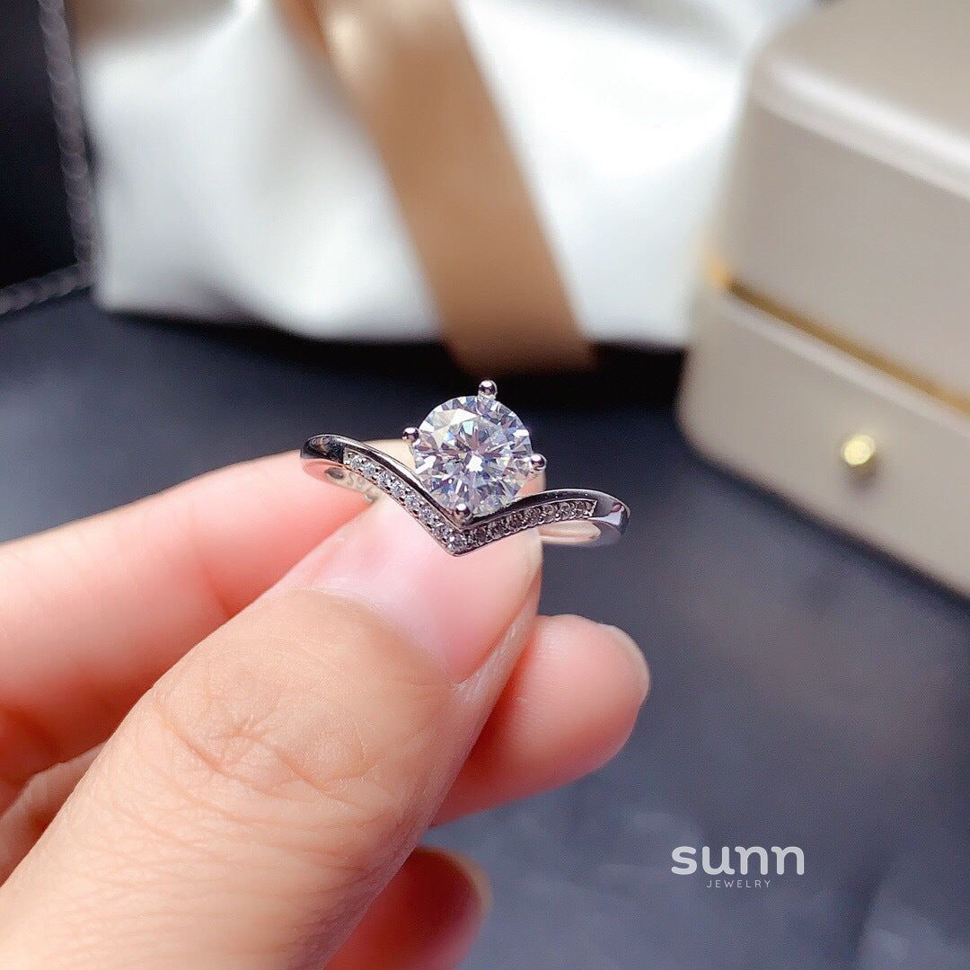 Adaeze V-Shaped Moissanite Ring [FBJ10C0O]