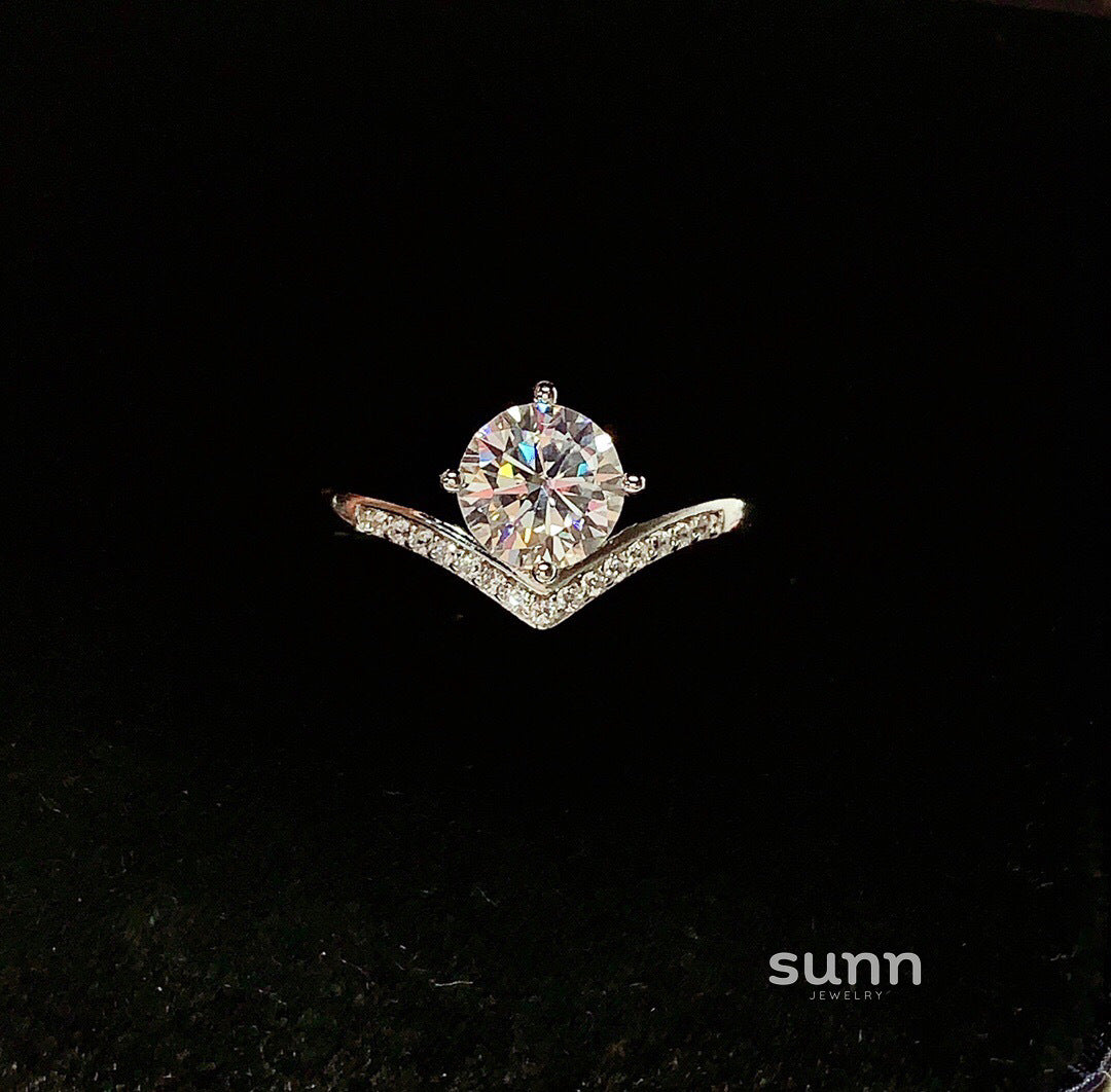 Adaeze V-Shaped Moissanite Ring [IFC6VJ0G]