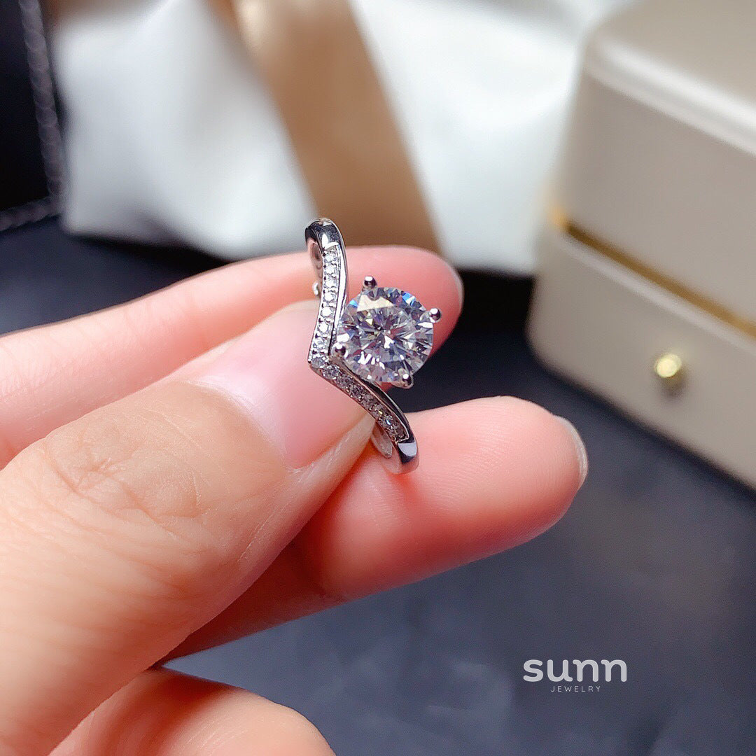 Adaeze V-Shaped Moissanite Ring [U4L7IMHH]