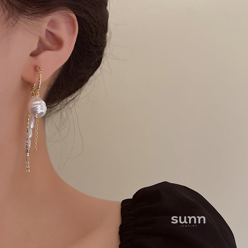 Adama Gold Tassel Pearl Earrings [R6R602NB]