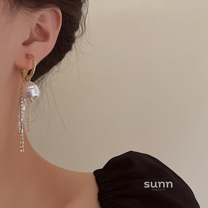 Adama Gold Tassel Pearl Earrings [E3QXLEO9]