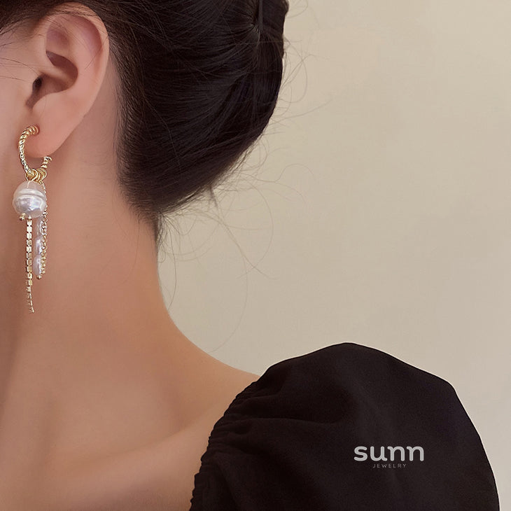 Adama Gold Tassel Pearl Earrings [W506X5EJ]