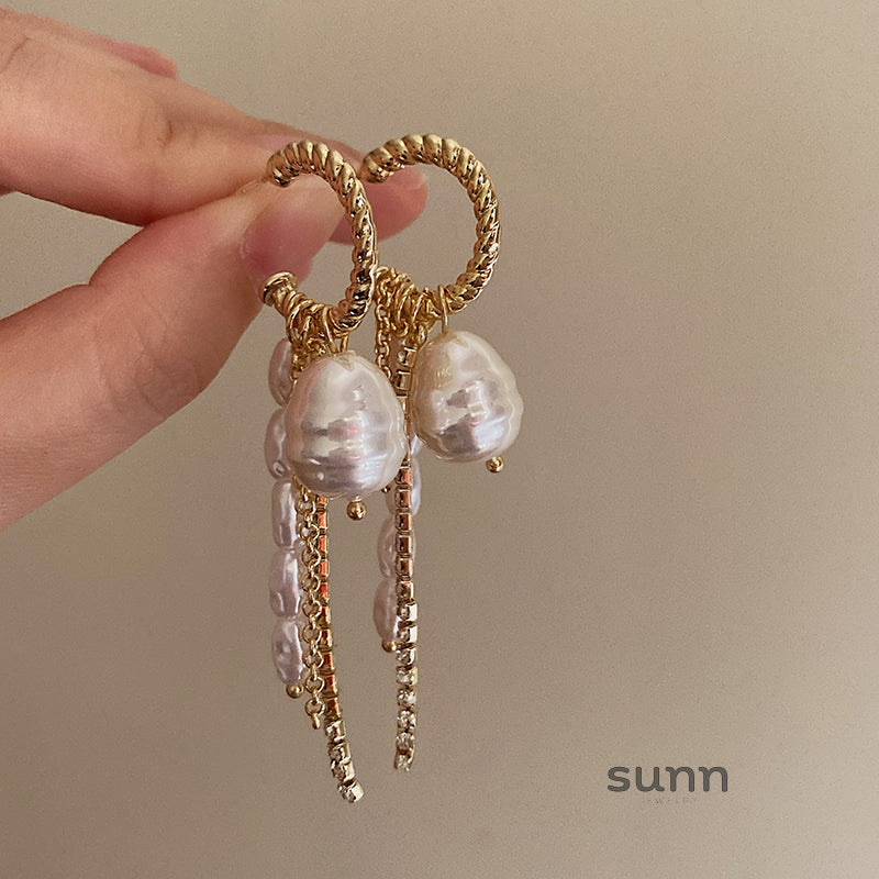Adama Gold Tassel Pearl Earrings [E2PPAURK]