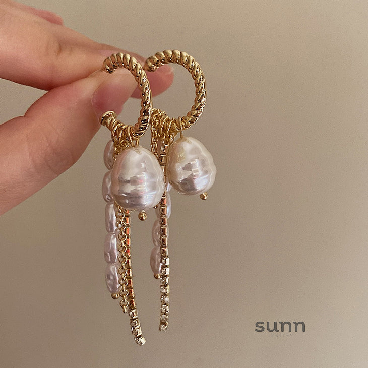 Adama Gold Tassel Pearl Earrings [NV2KKUZB]
