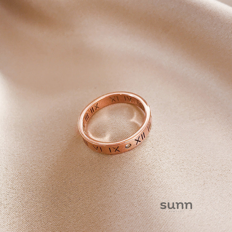 Adara Roman Numeral Ring [WW5MYWNX]