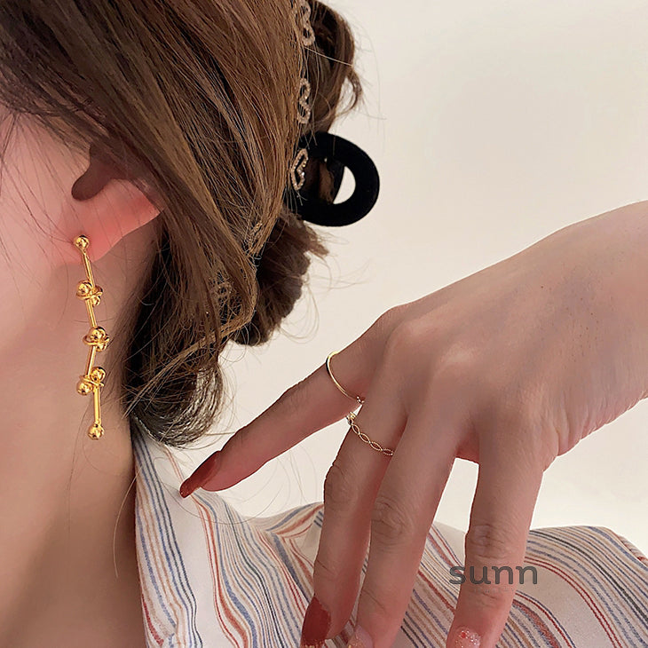 Adeena Curved Drop Earrings [5BARCEN8]