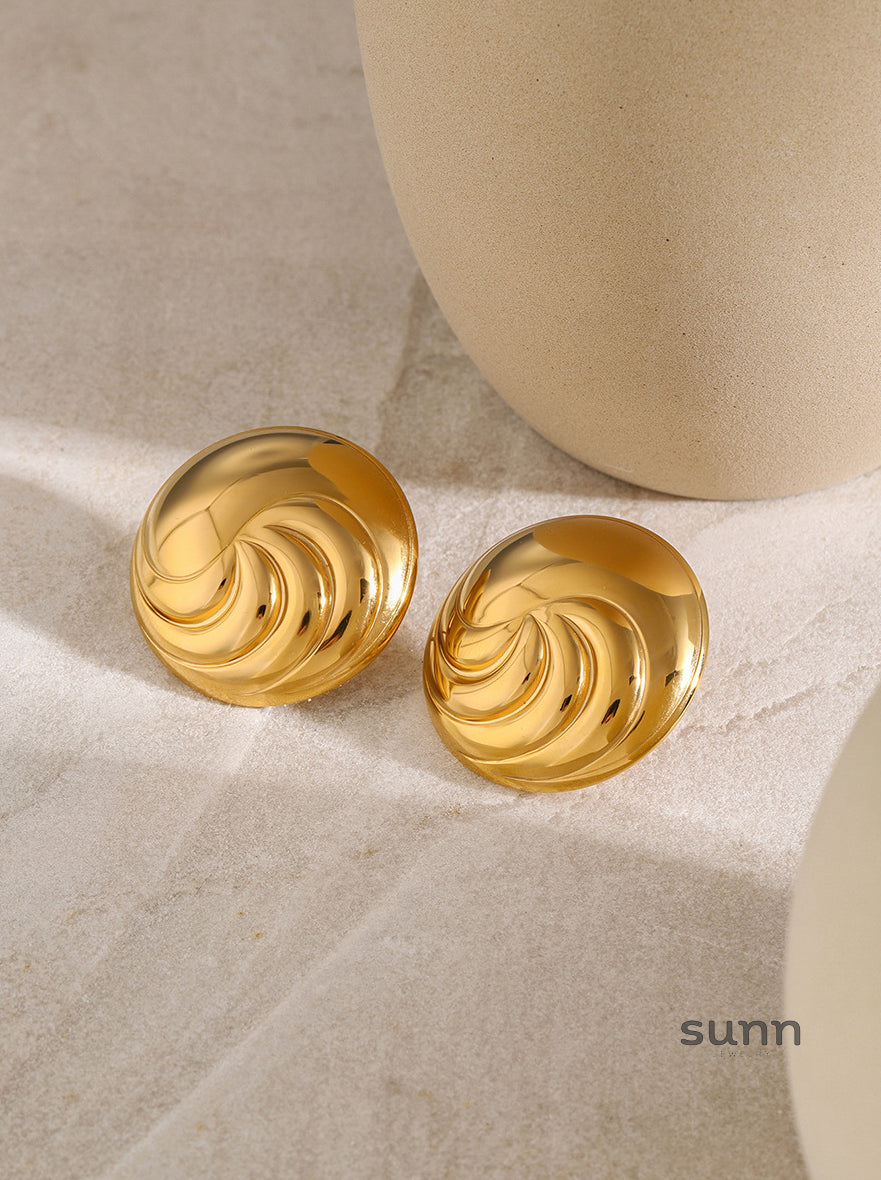 Adela Gold Threaded Earrings [NOXN32J1]