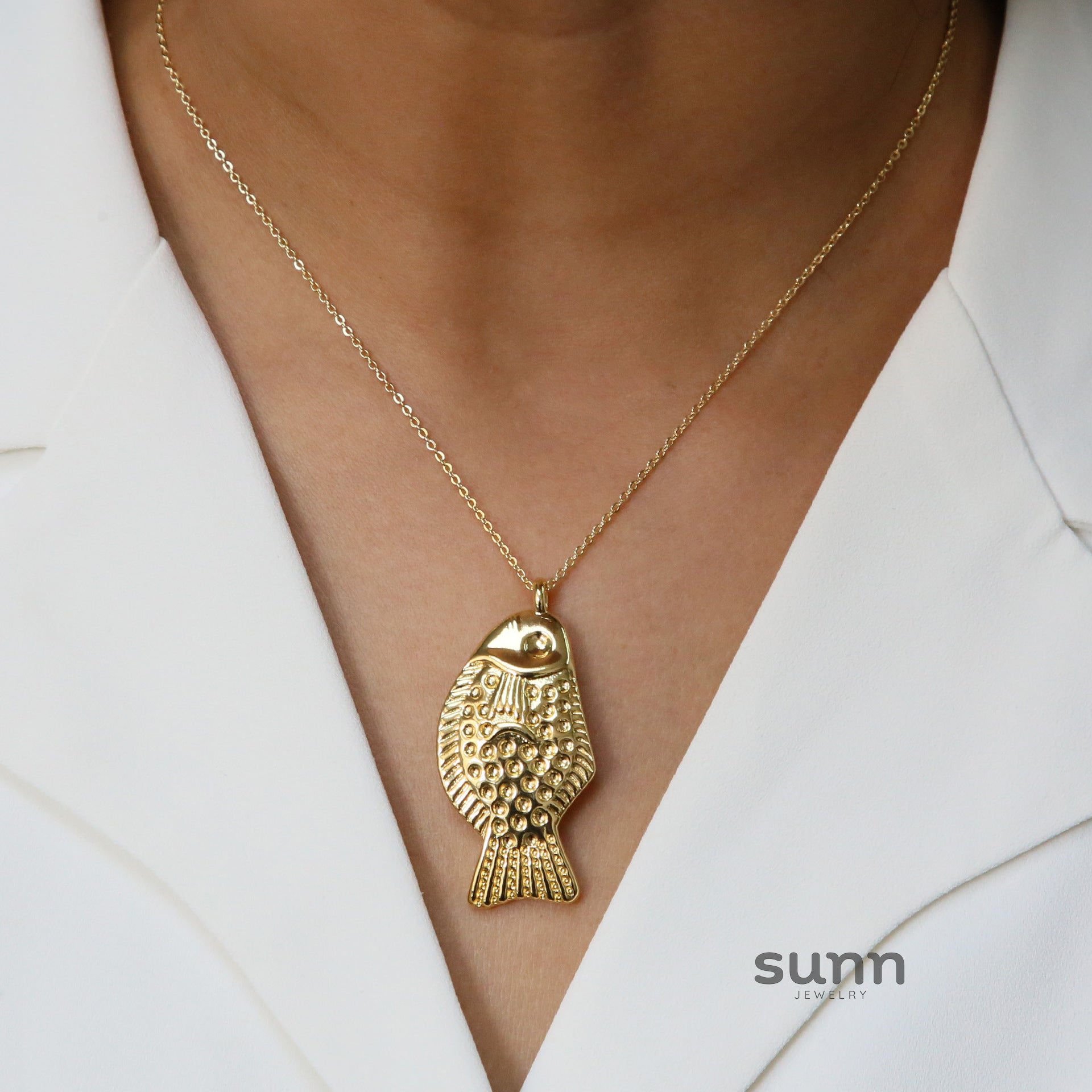 Adela Tropical Fish Pendant Necklace [CVQZ7NTR]
