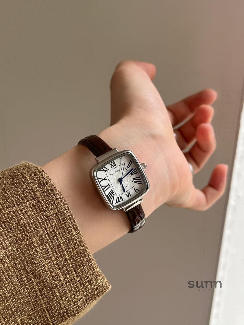 Adhira Vintage Square Watch [GGEF18GK]