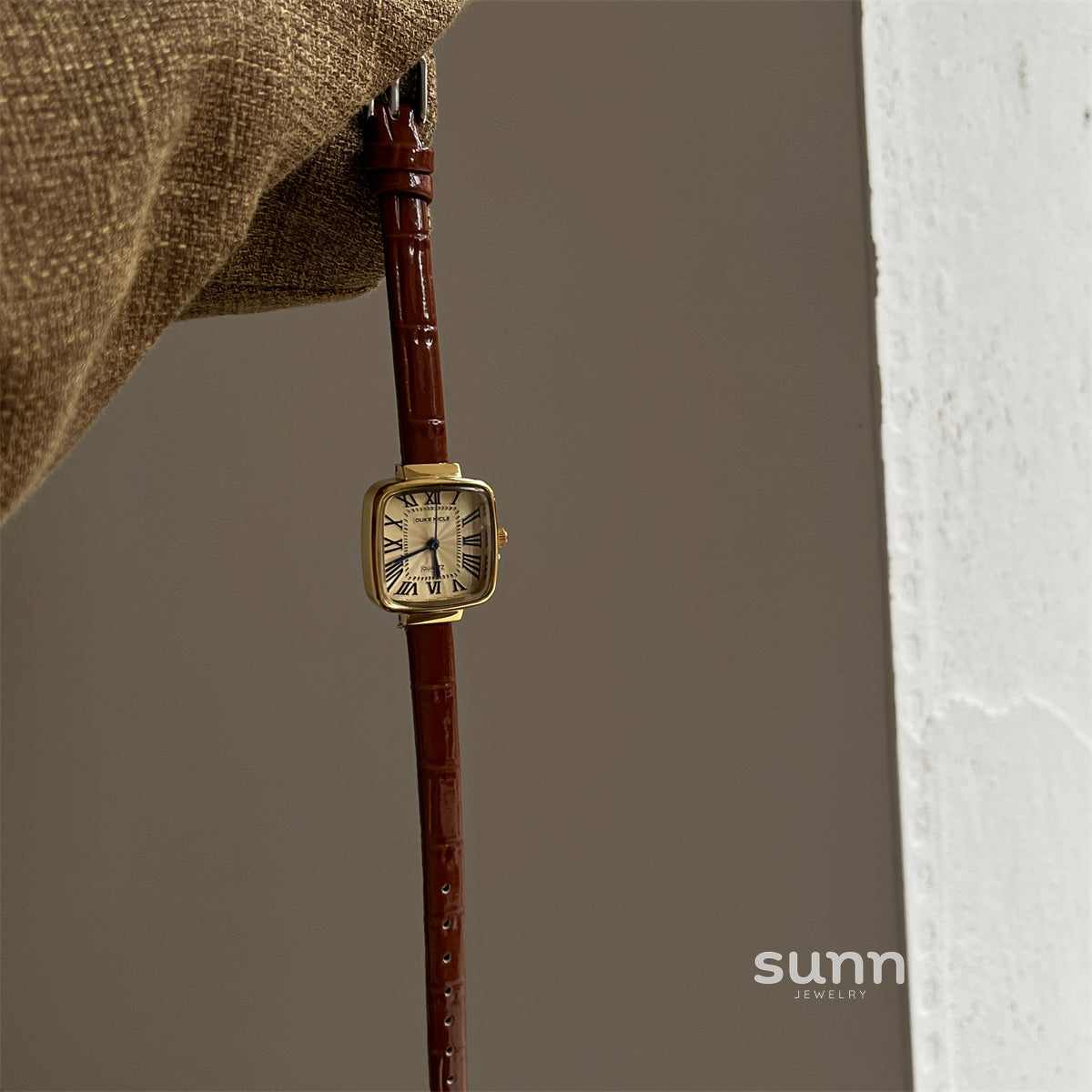 Adhira Vintage Square Watch [Q5L026K7]
