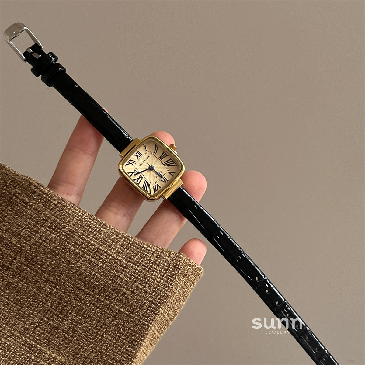 Adhira Vintage Square Watch [BZZCL92J]