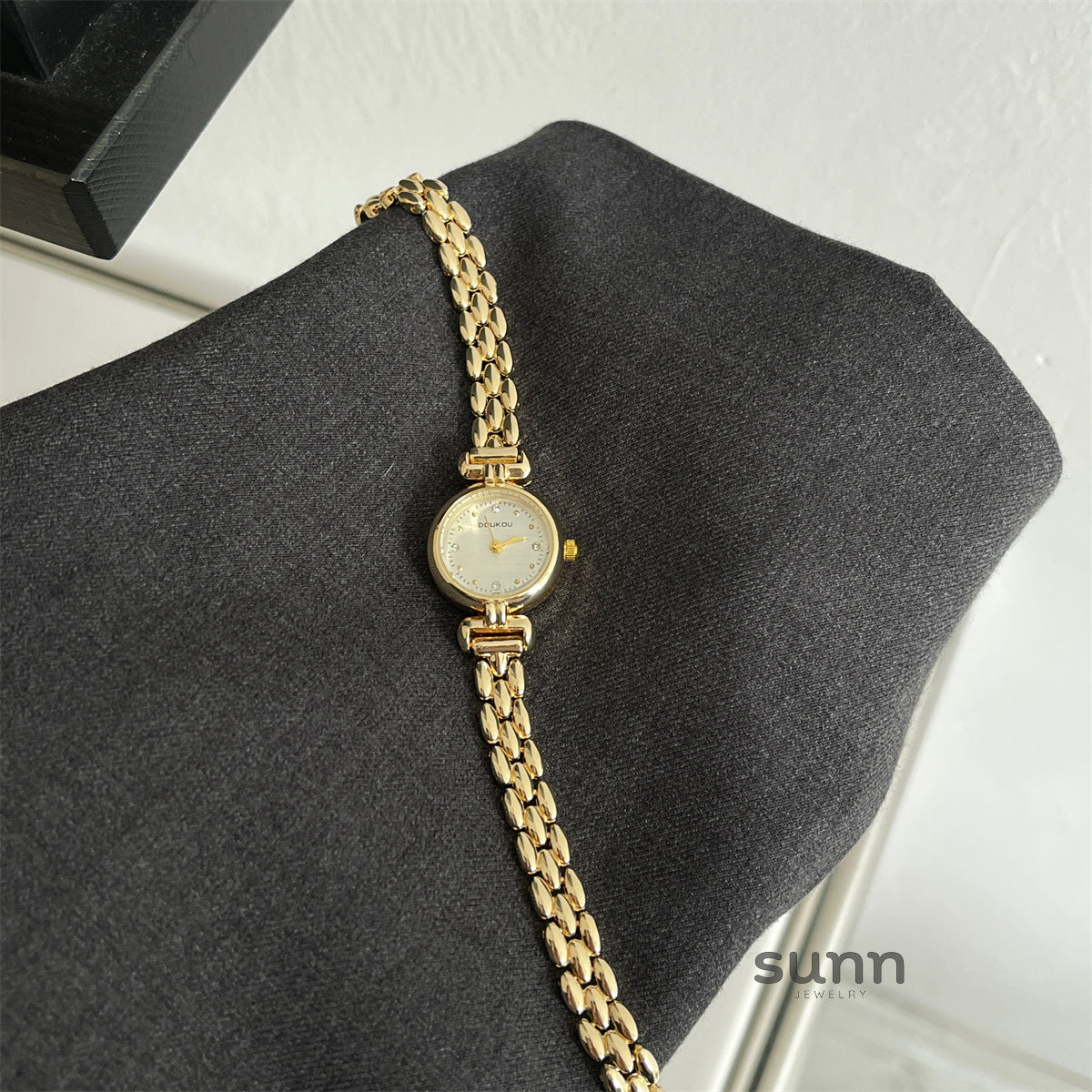 Aditi Dainty Bracelet Watch [OEIAQQP2]