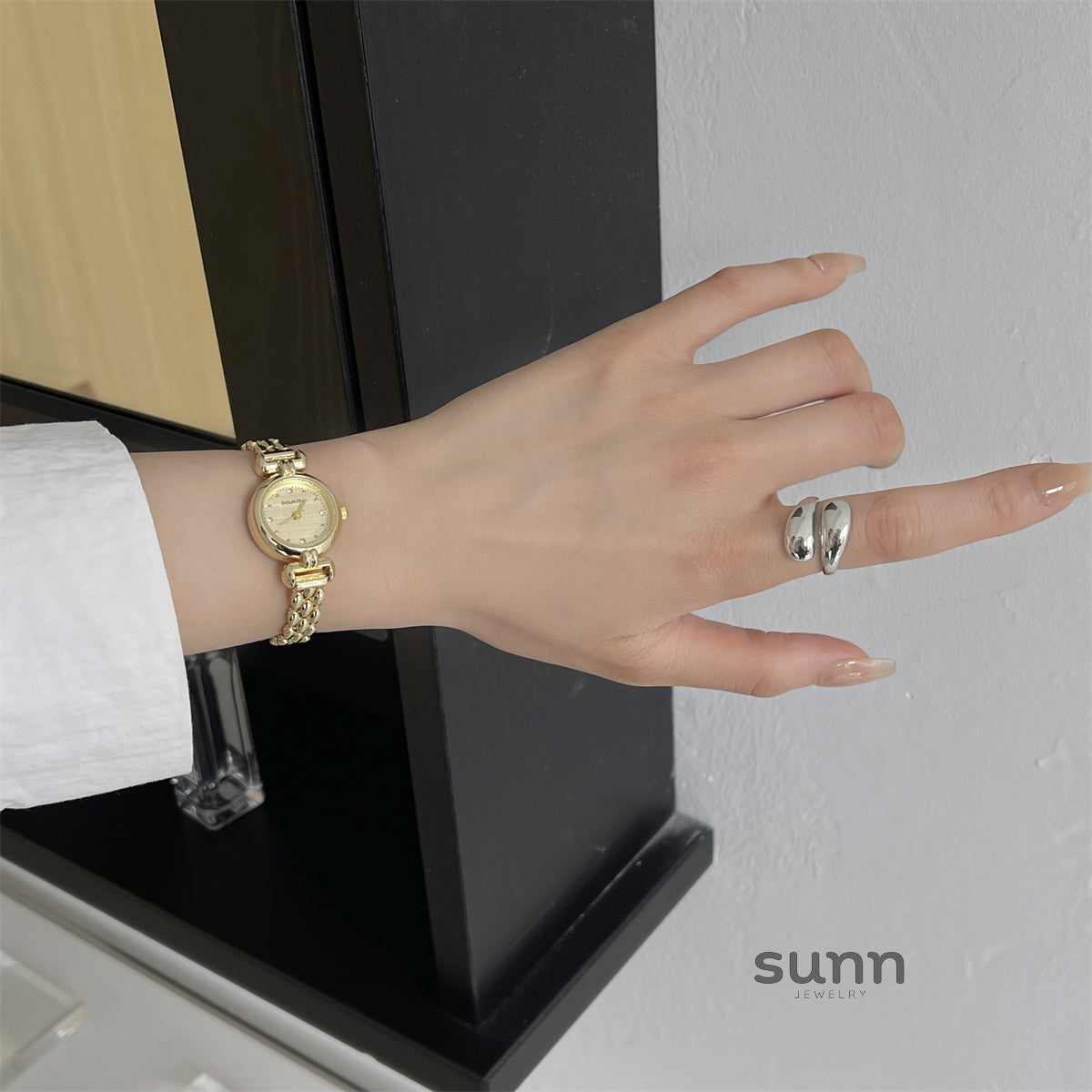 Aditi Dainty Bracelet Watch [74CPFS9O]