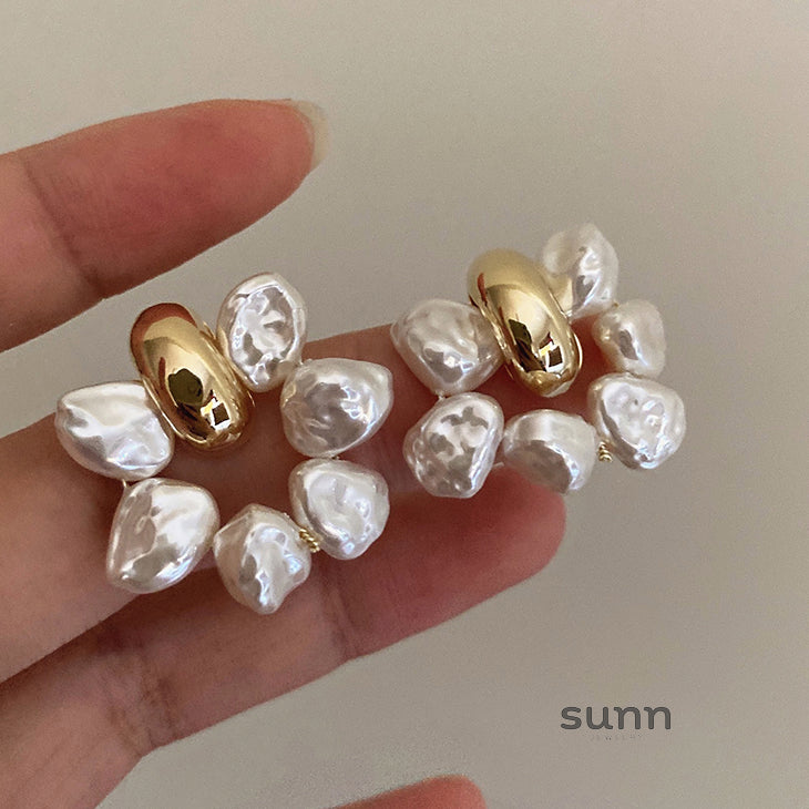 Aerabella Pearl Circle Drop Earrings [Q06GPGPI]