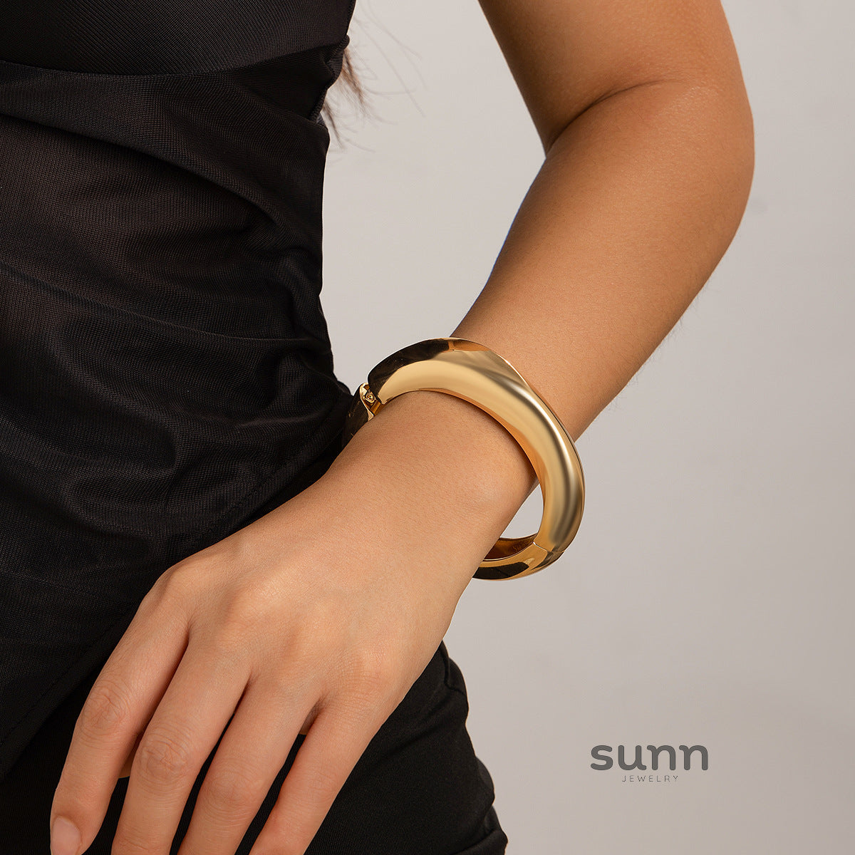 Ahmiya Wave Resin Bangle [O7CF89OV]