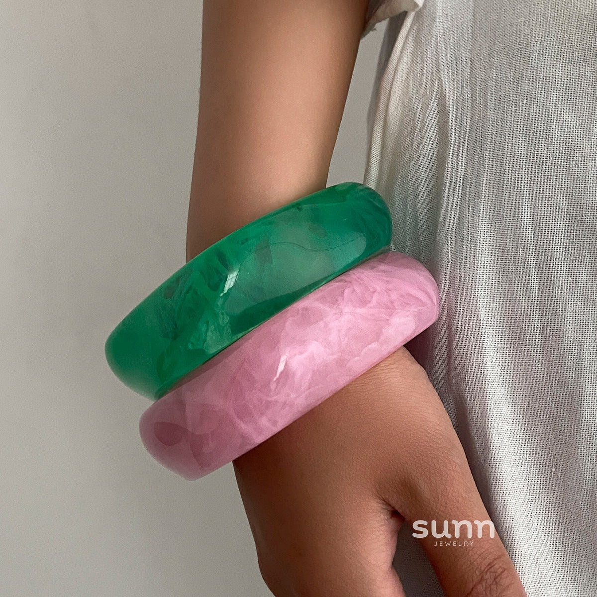 Ahmiya Wave Resin Bangle [AYZDS1HM]
