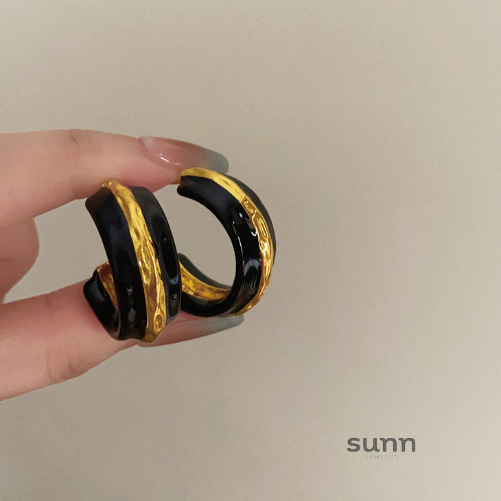 Ahna Black Gold C-Hoop Earrings [GCES3IQB]