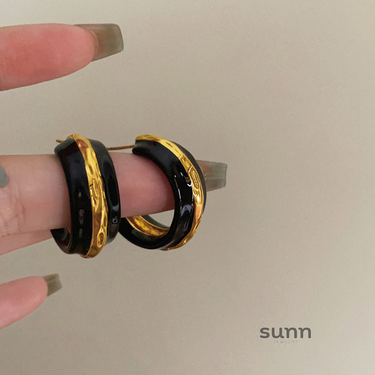 Ahna Black Gold C-Hoop Earrings [8PZYLCLX]