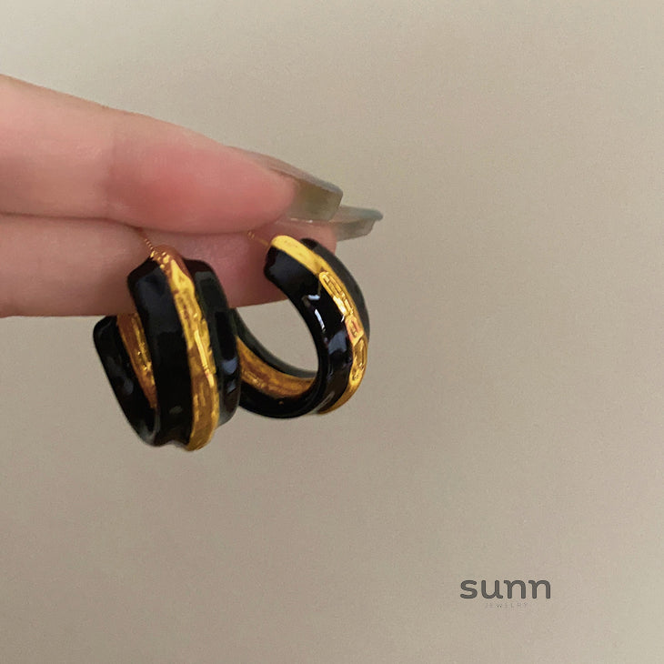 Ahna Black Gold C-Hoop Earrings [USQAK03T]