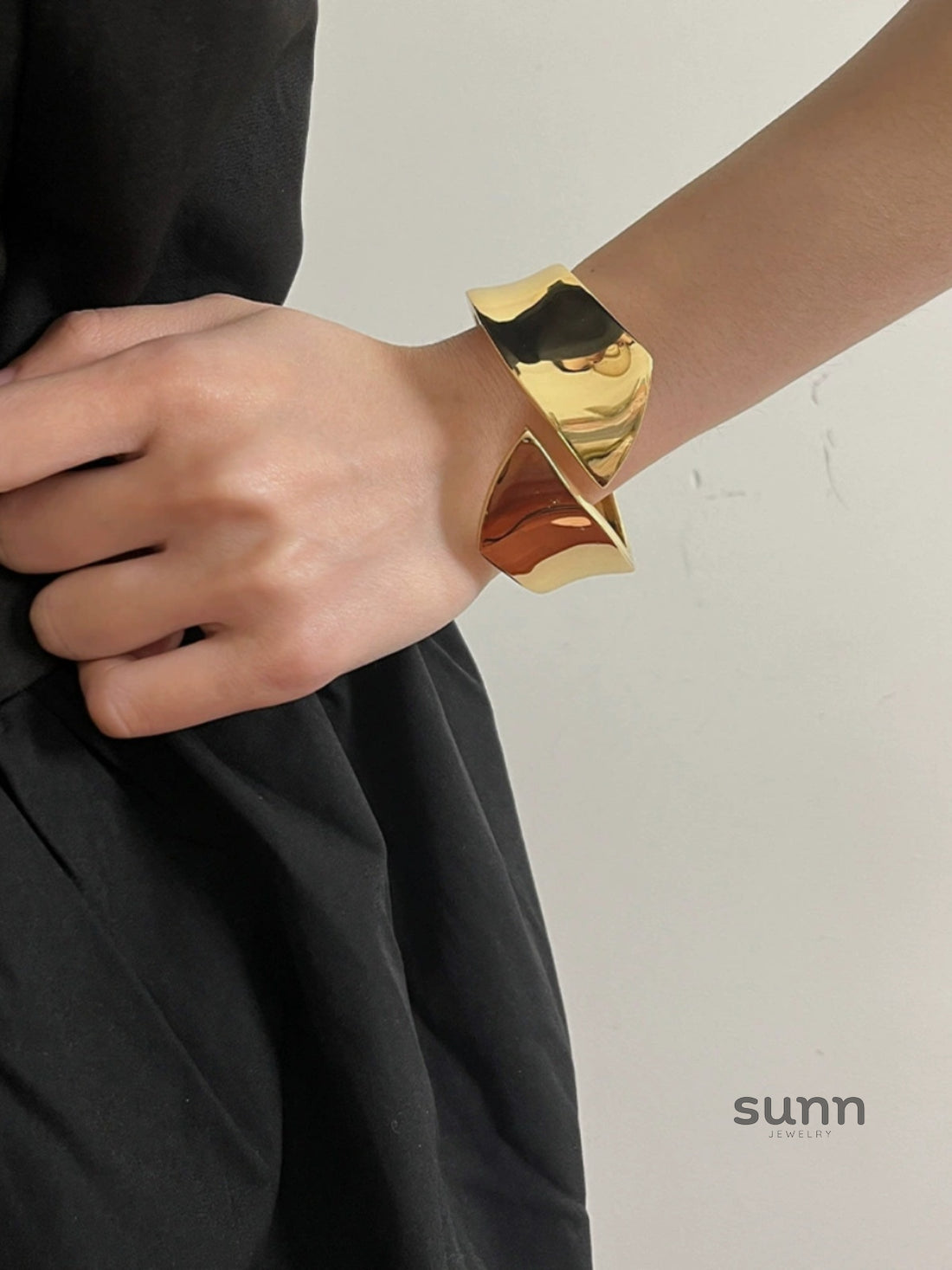 Ailany Glossy Cuff Bracelet [GCGLU342]
