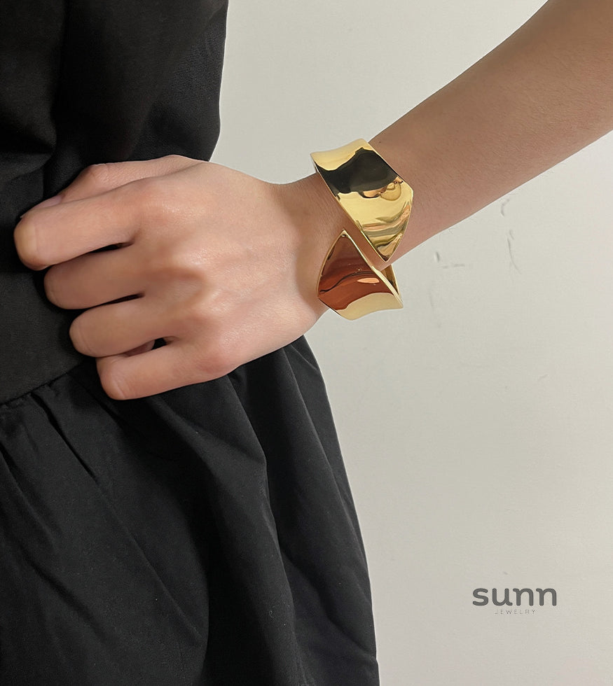 Ailany Glossy Cuff Bracelet [XYYMAPR9]
