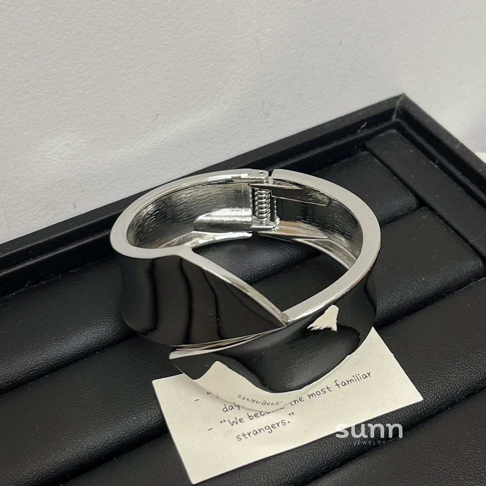 Ailany Glossy Cuff Bracelet [KI0HC3FG]
