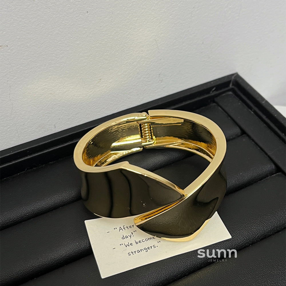 Ailany Glossy Cuff Bracelet [4KUA76R8]