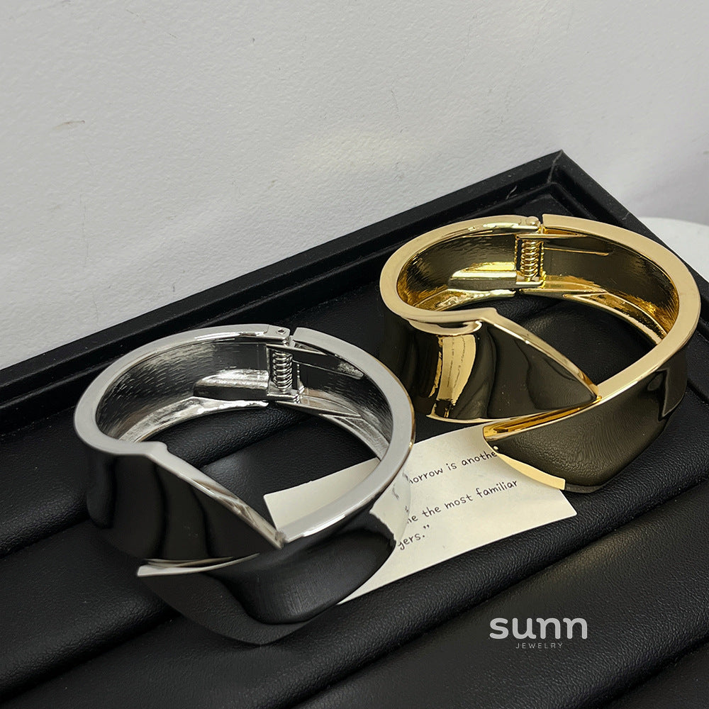 Ailany Glossy Cuff Bracelet [C078OKAF]
