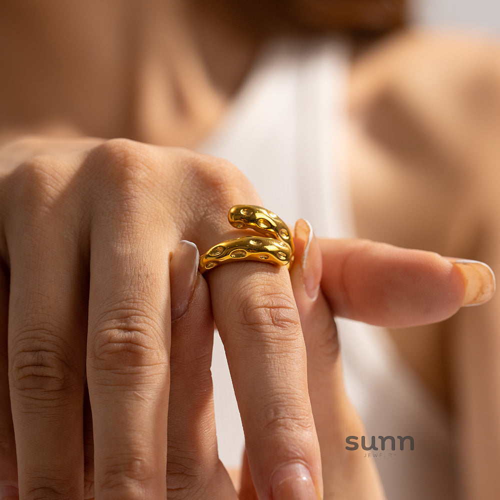 Ailin Hammered Gold Ring [GVZH6NU1]