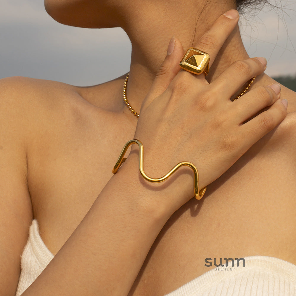 Ailin Minimalist Wave Necklace [HVMNRUWT]