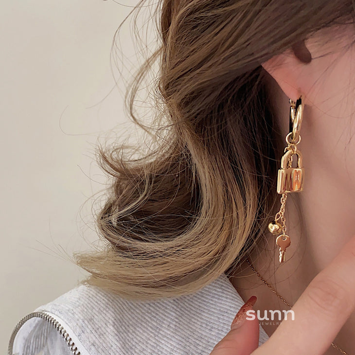 Ailish Asymmetric Key Lock Earrings [AWNTSXOT]