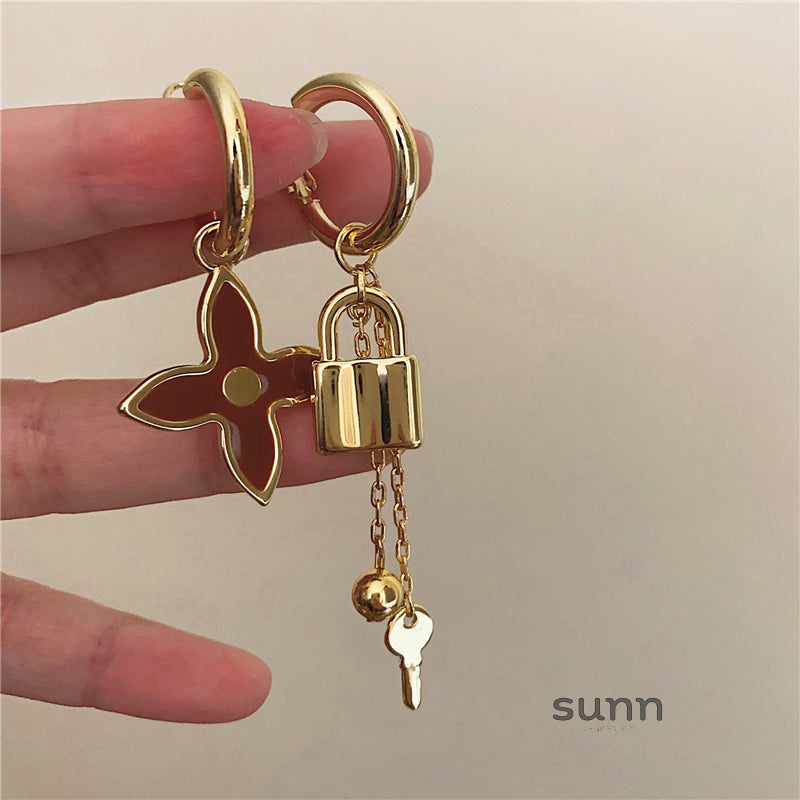 Ailish Asymmetric Key Lock Earrings [343KSOTP]