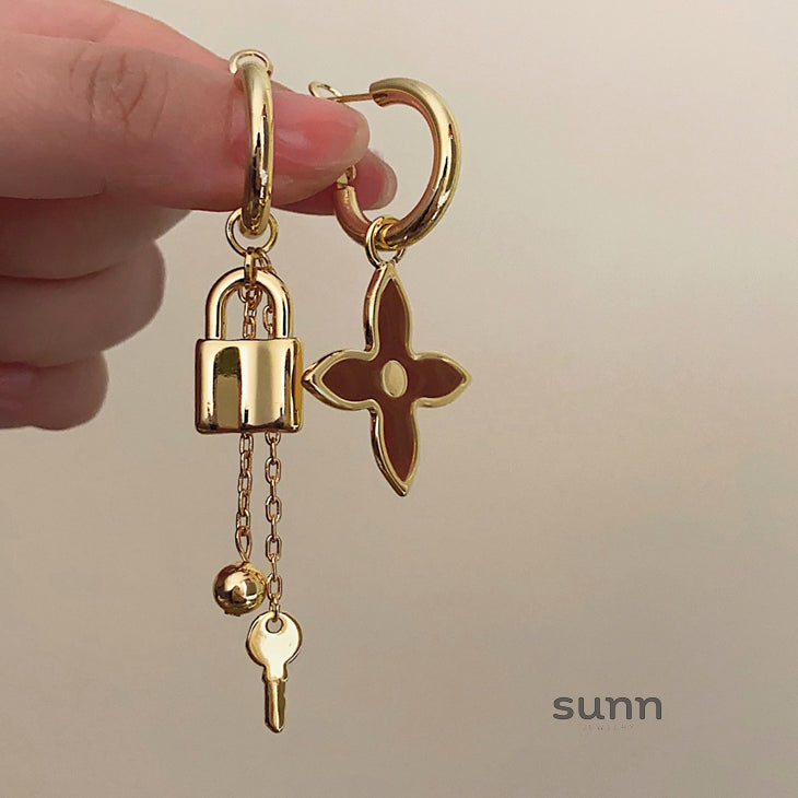 Ailish Asymmetric Key Lock Earrings [Y2LJKHMW]