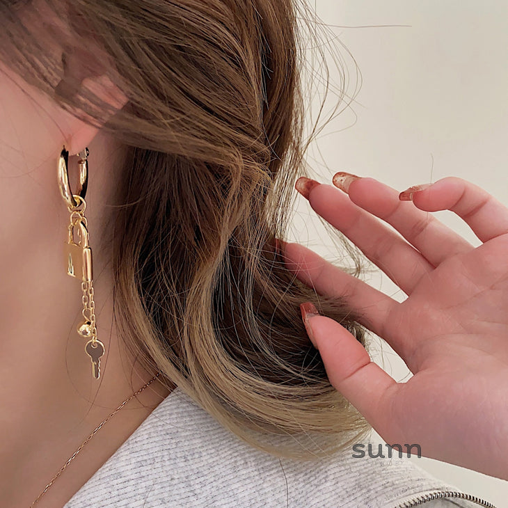 Ailish Asymmetric Key Lock Earrings [S5LFR815]