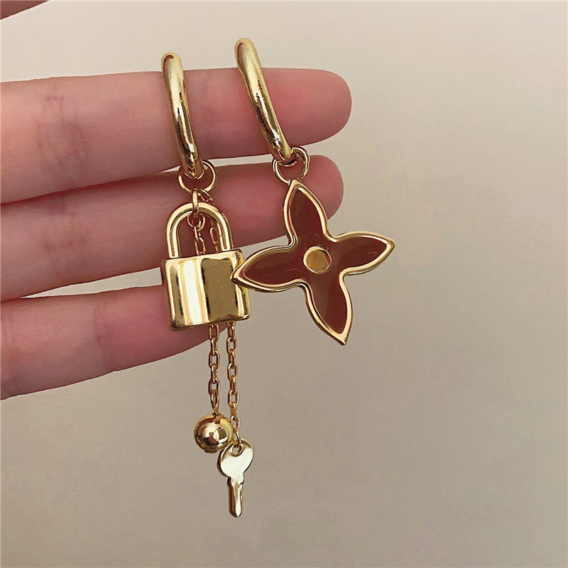 Ailish Asymmetric Key Lock Earrings [TMVNJJH3]