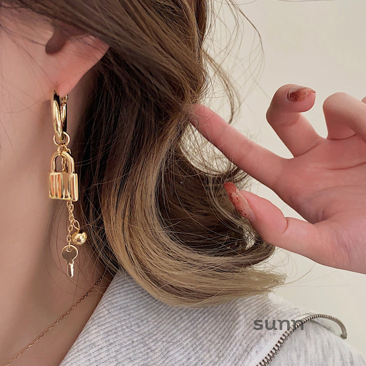 Ailish Asymmetric Key Lock Earrings [JLUFVHB0]